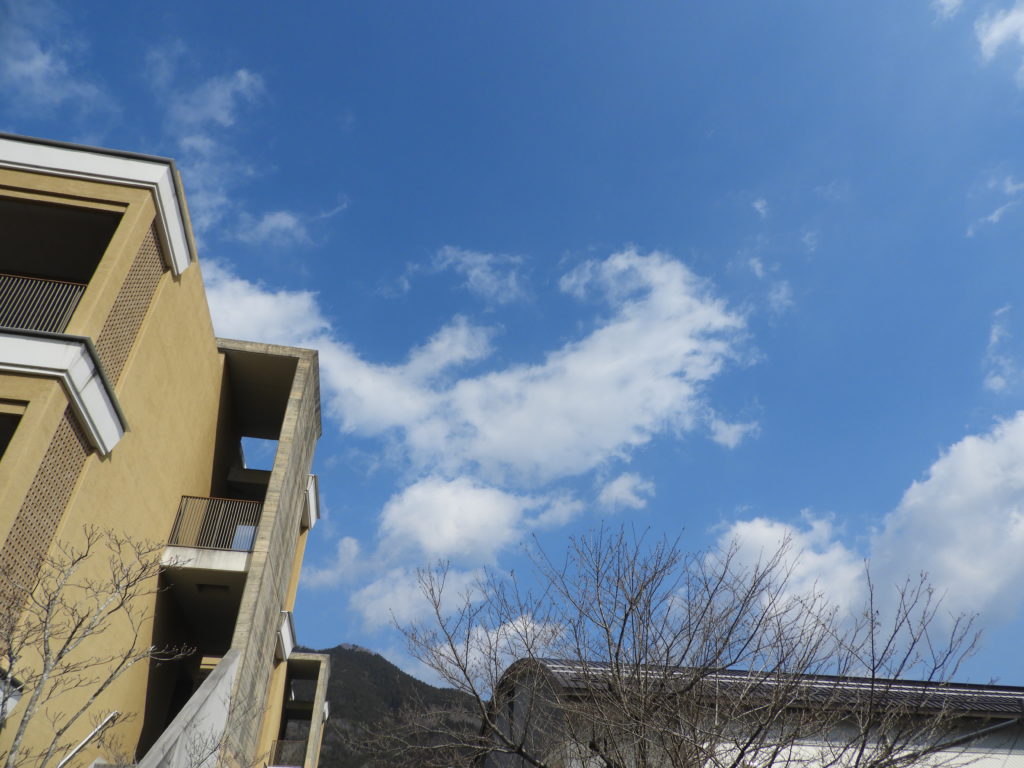 青い空は凛と澄んで 羊雲は静かに揺れる 神河町立神河中学校