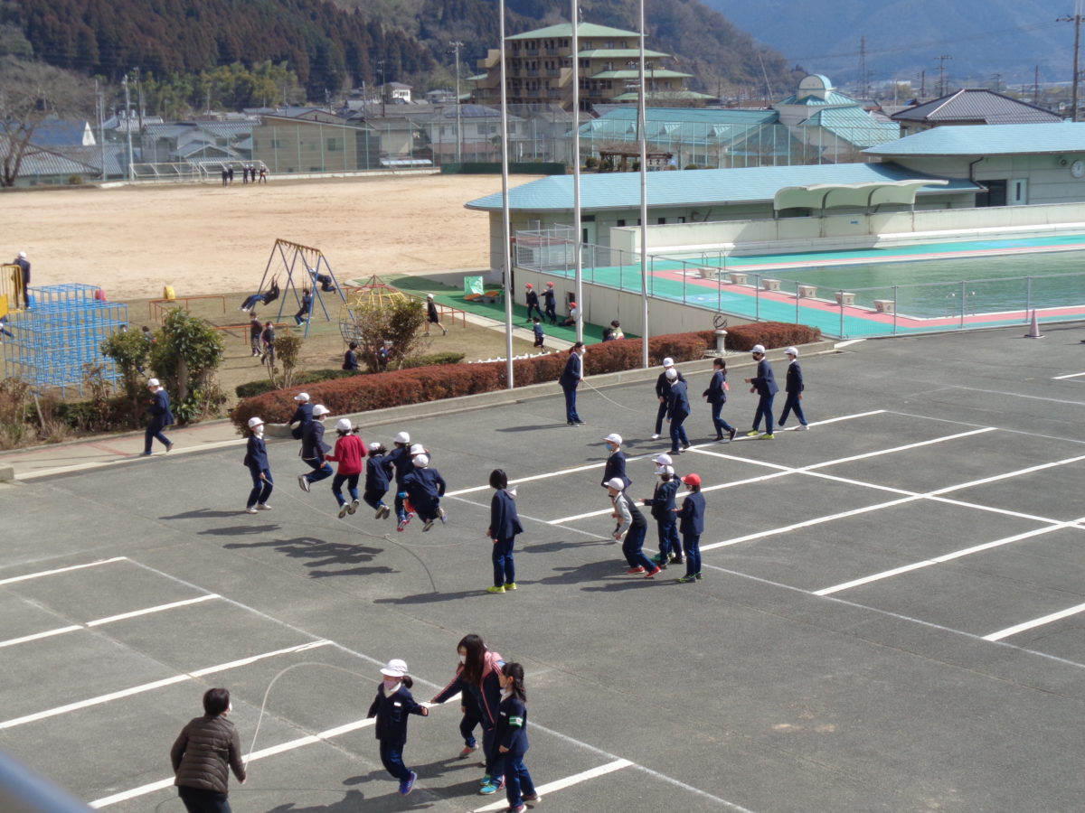外で元気に寺前っ子 神河町立寺前小学校